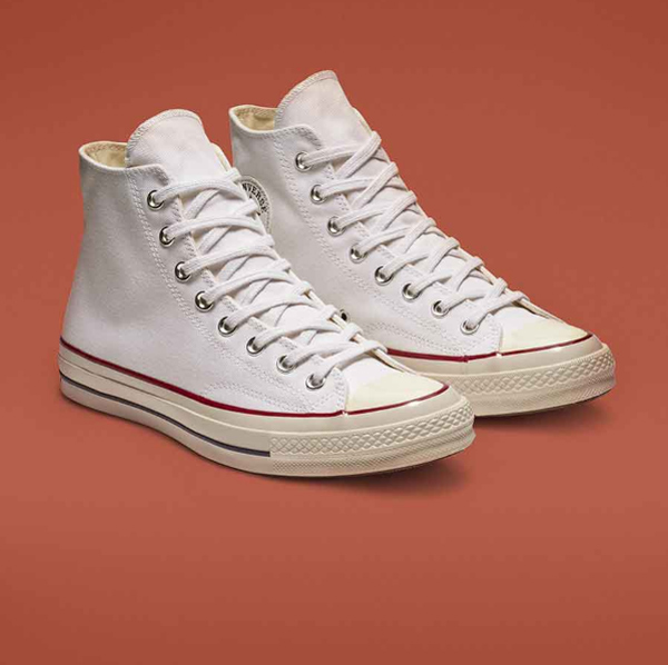 Converse màu trắng là một trong những đôi giày nữ đẹp
