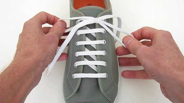 cách buộc dây giày sneaker kiểu bậc thang