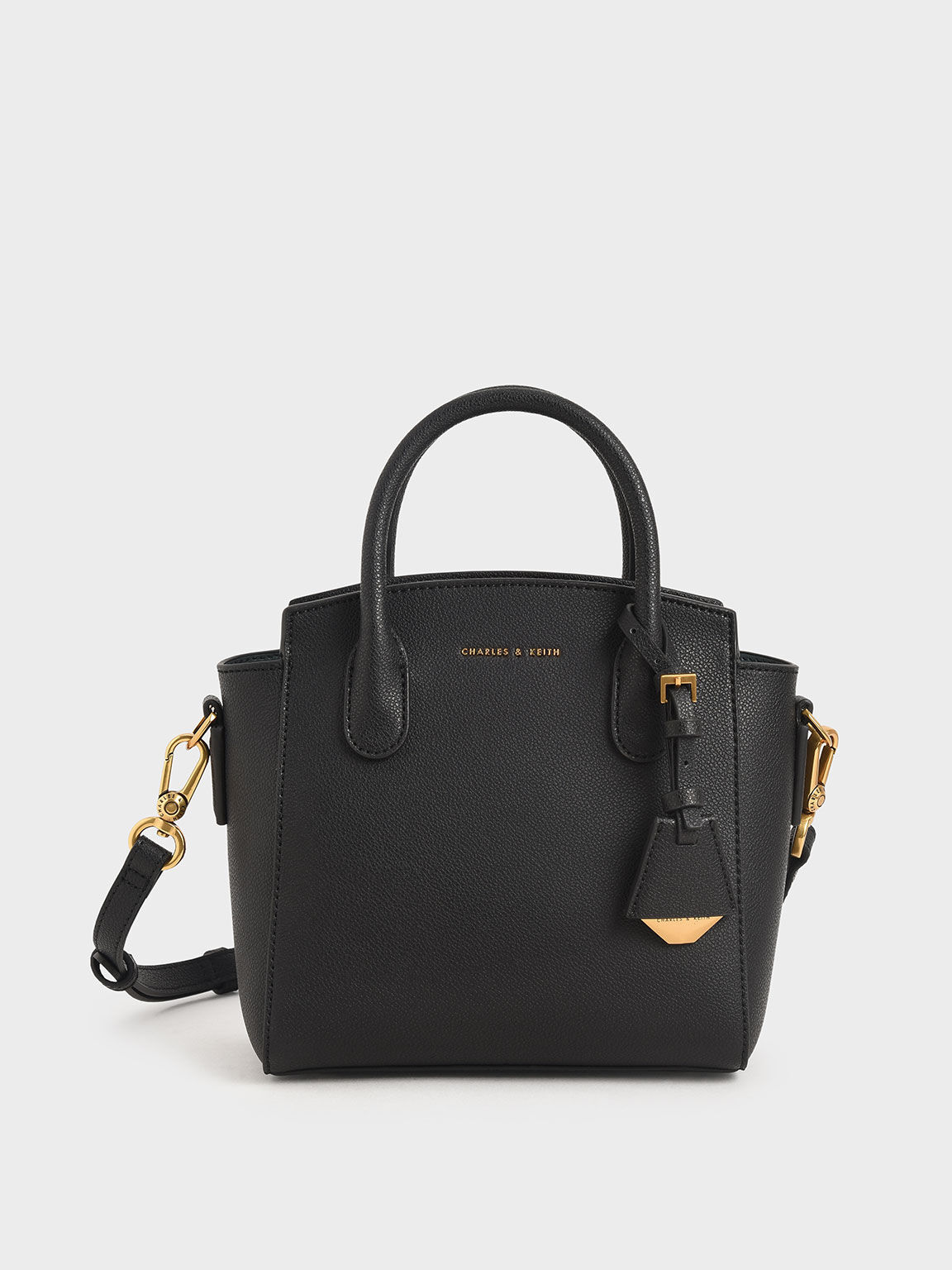 Túi Charles & Keith Double Handle Trapeze Tote: Những chiếc túi double handle trapeze tote của Charles & Keith chắc chắn là sản phẩm mà các tín đồ thời trang không thể bỏ qua. Thiết kế đơn giản nhưng tinh tế, khả năng chứa đựng đồ rộng rãi và chất liệu bền bỉ đem lại sự hài lòng cho người dùng.