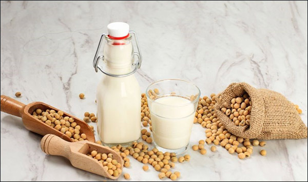 Rót sữa đậu nành trong chai thủy tinh sẽ bảo quản tốt hơn