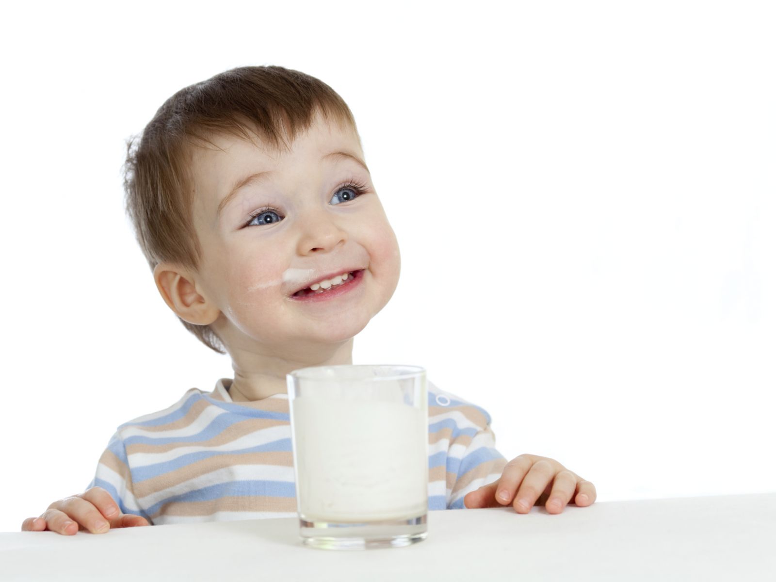 Kinh nghiệm lựa chọn sữa chất lượng tốt mang đến trẻ con 1 tuổi