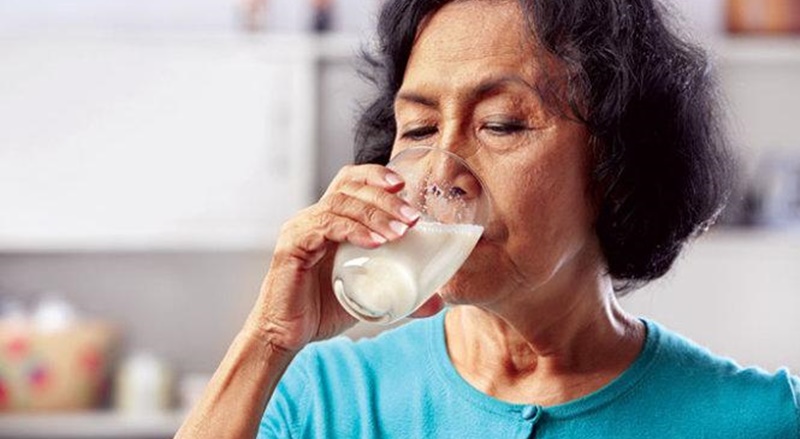 Tại sao nên dùng sữa cho tất cả những người già
