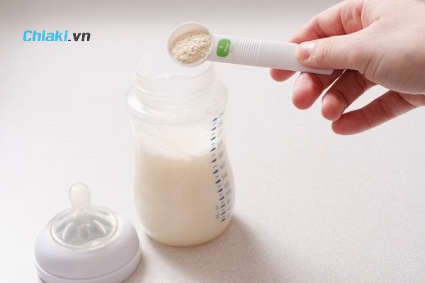 Cách trộn sữa non cho tới bé