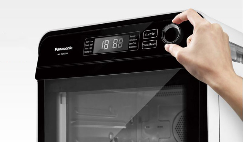 L&ograve; hấp Panasonic NU-SC100WYUE trang bị m&agrave;n h&igrave;nh LCD lớn