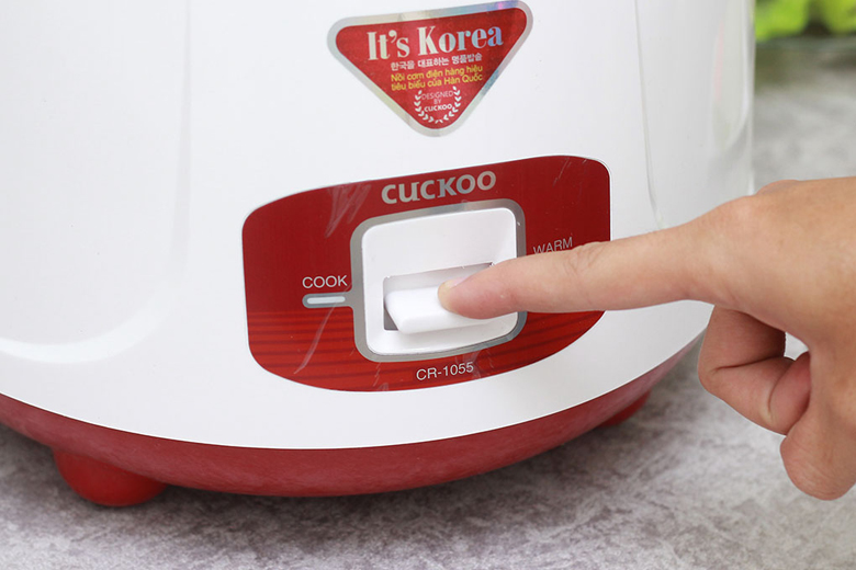 Nút gạt chỉnh chế độ nấu, giữ ấm cùng đèn báo hiệu dễ theo dõi, thao tác